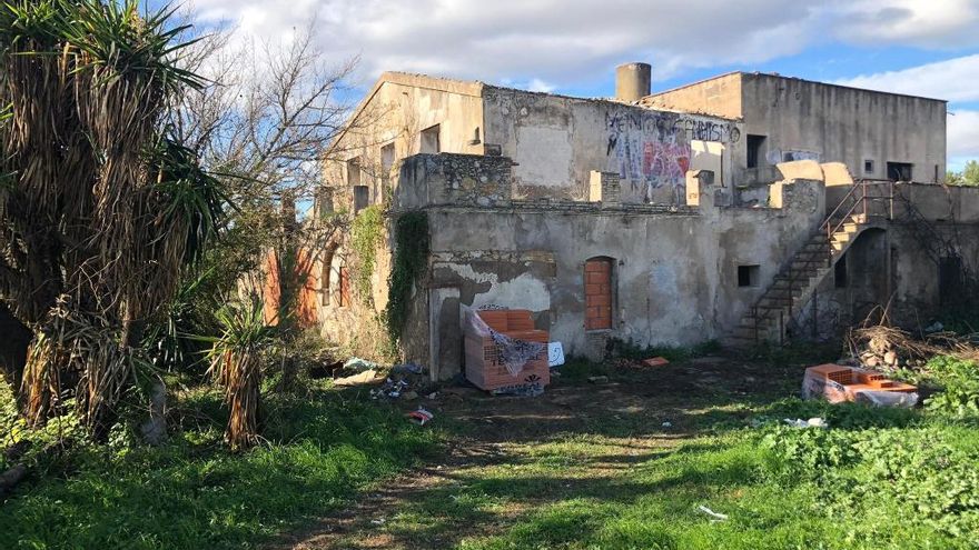 L&#039;immoble abandonat està situat darrere dels Fossos.