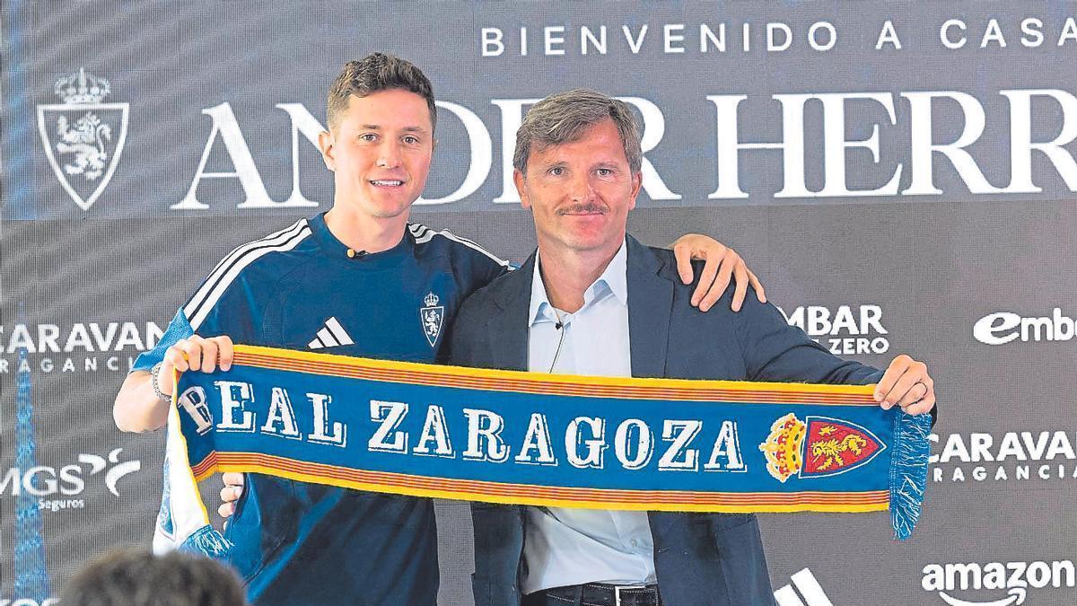 Ander Herrera y Lalo Arantegui posan en la presentación del centrocampista.
