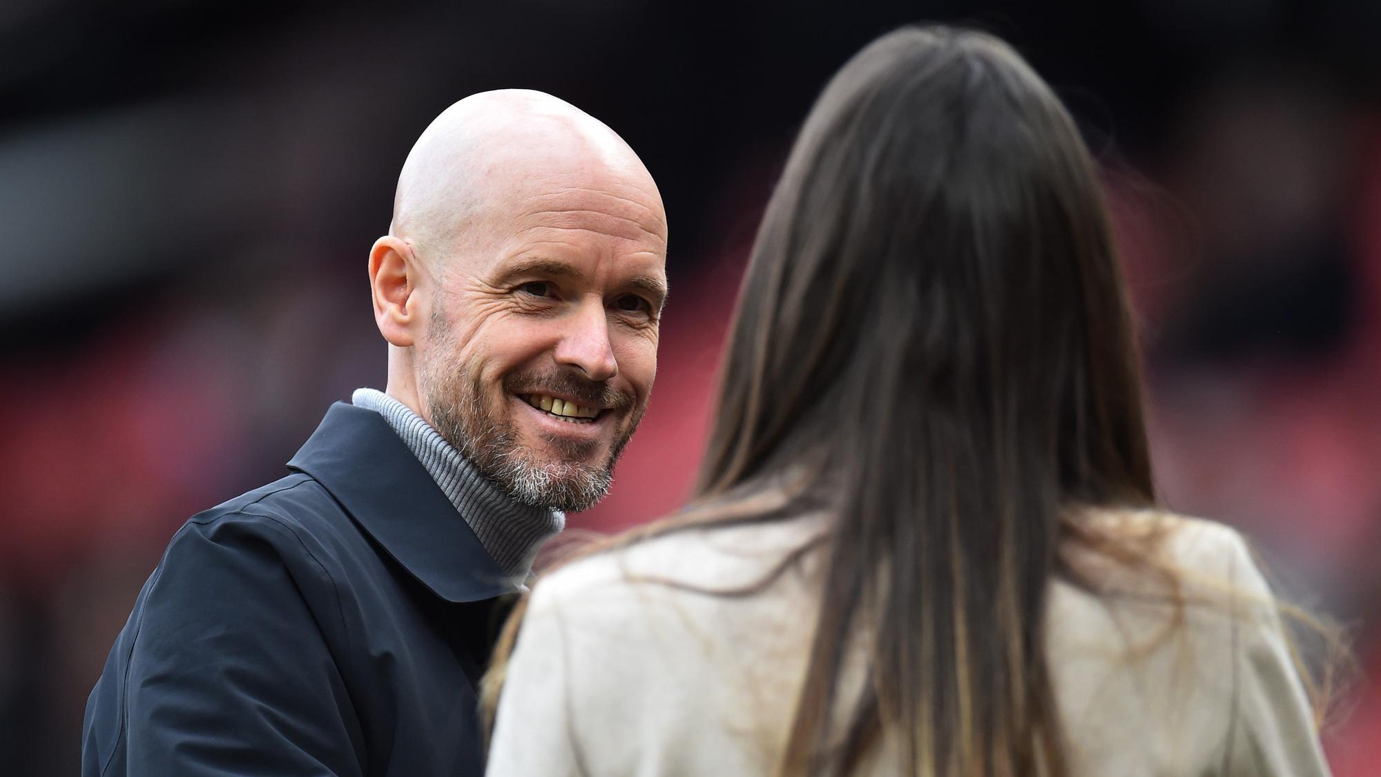 English Premier League - Manchester United vs Leicester City. Eric ten Hag habla con una mujer en Leicester.