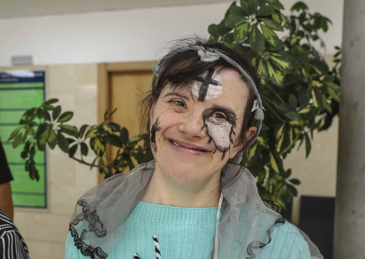 El Hospital de Sant Joan humaniza la atención al paciente oncológico con disfraces del personal de Enfermería y decoración de Halloween realizada por el Centro San Rafael El Hospital de Sant Joan humaniza la atención al paciente oncológico con disfraces del personal de Enfermería y decoración de Halloween realizada por el Centro San Rafael