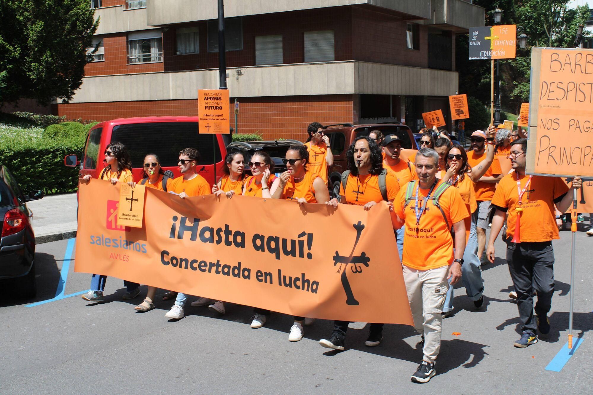 Así fue la multitudinaria marcha naranja de la concertada en Asturias