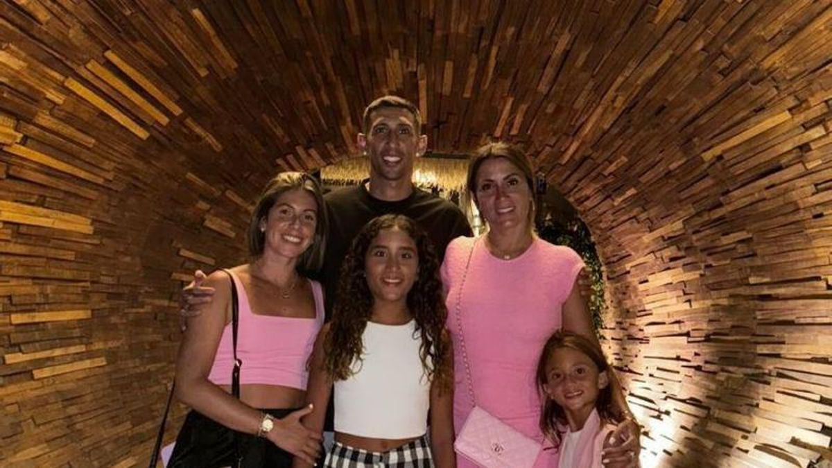 Di María, en el centro d ela imagen , en un restautrante de Ibiza.