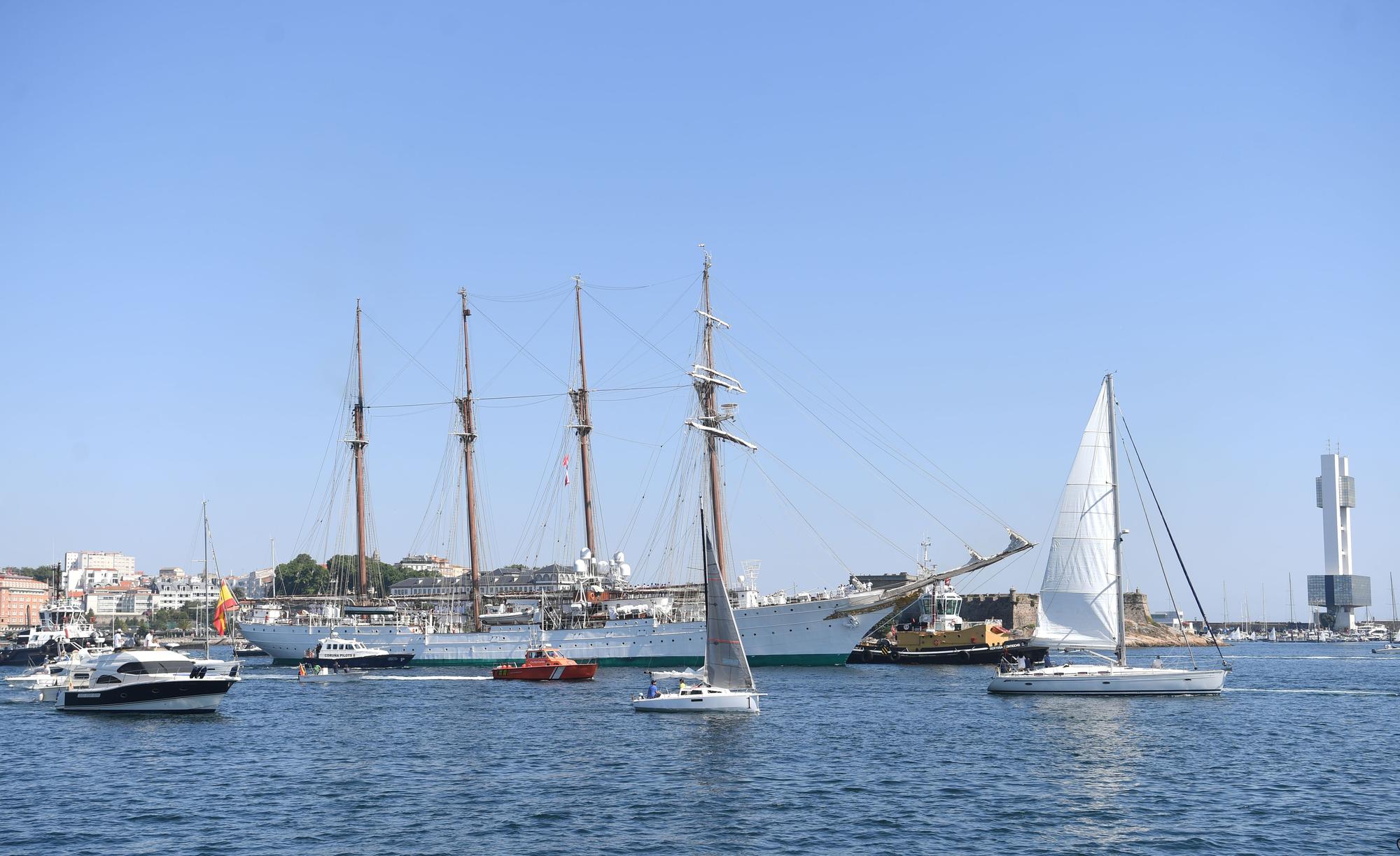 El buque escuela de la Armada Juan Sebastián de Elcano se despide de A Coruña