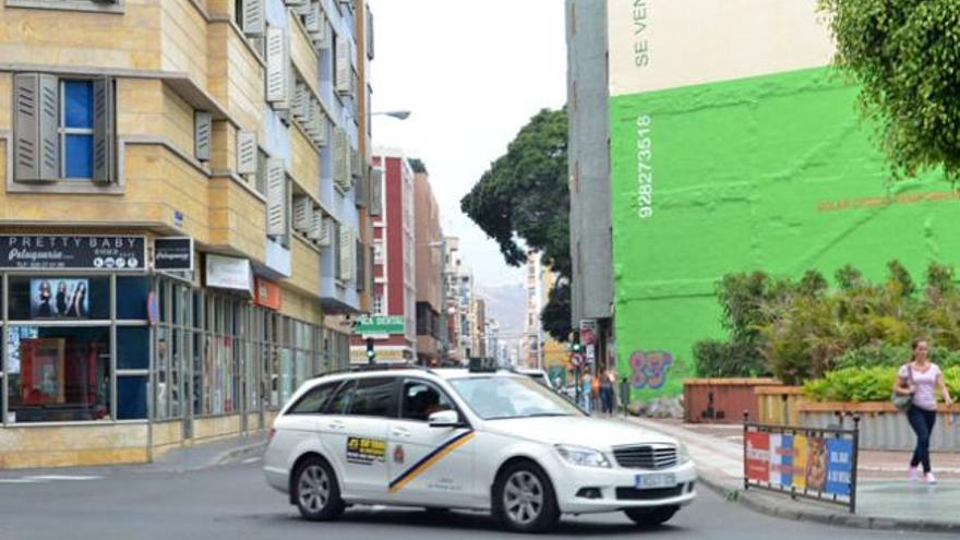 Taxi en el entorno de la calle Fernando Guanarteme, esta semana. | yaiza socorro