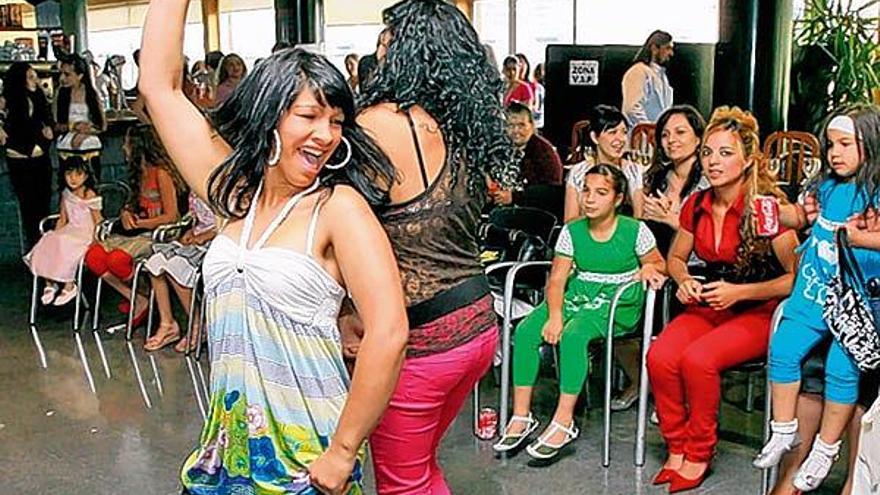 Dos jóvenes de etnia gitana bailan tras la ceremonia del agua.