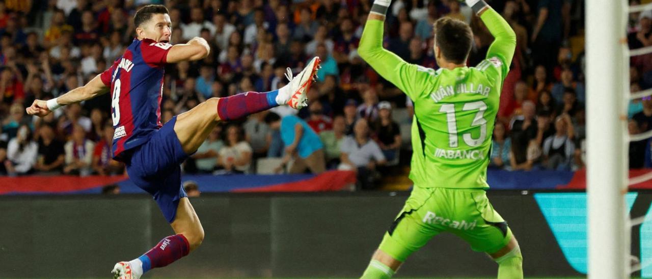 Lewandowski remata para superar a Villar en el primer gol del Barça.