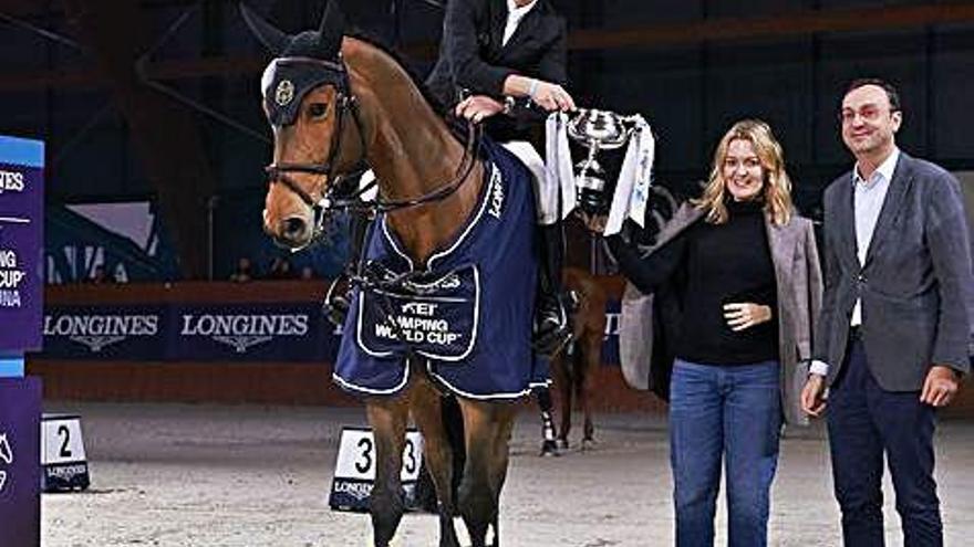 Van der Vleuten posa con el trofeo que recibió de Marta Ortega, a su izquierda.