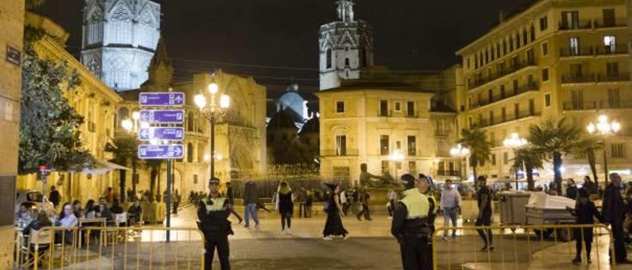 Un control contra el botellón en la noche de «Hallowen» en València.