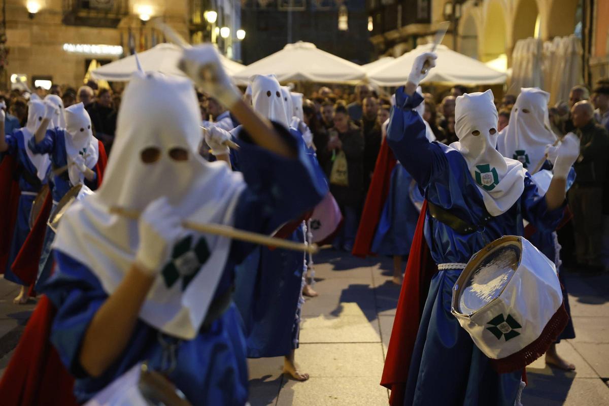 EN IMÁGENES: Avilés, a reventar en la procesión del Silencio
