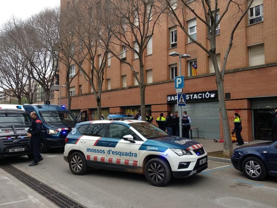 Desplegament de mossos al parc Central de Girona.