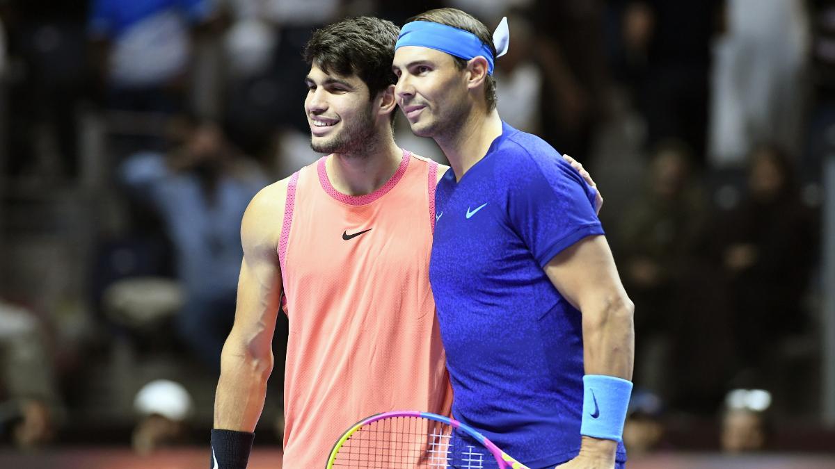 Rafael Nadal of Spain (D) y Carlos Alcaraz en el Six Kings Slam