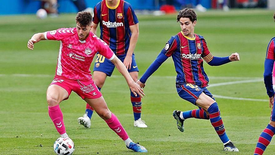 Guiu (Llagostera) sota la mirada d&#039;Àlex Collado (Barcelona B).