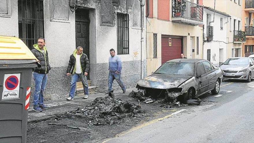 Un fuego en 4 contenedores obliga a una familia de Plasencia a huir de su casa de noche