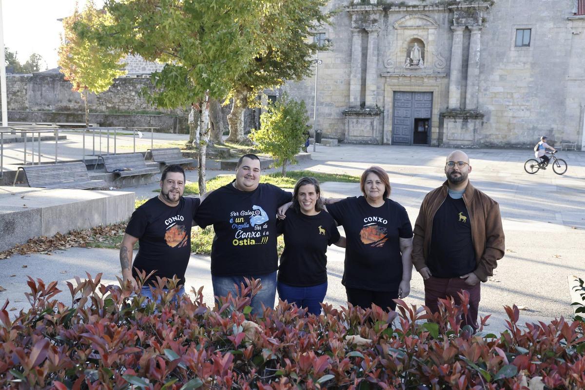 Cinco de los seis integrantes de la comisión de fiestas del barrio de Conxo, en Santiago.
