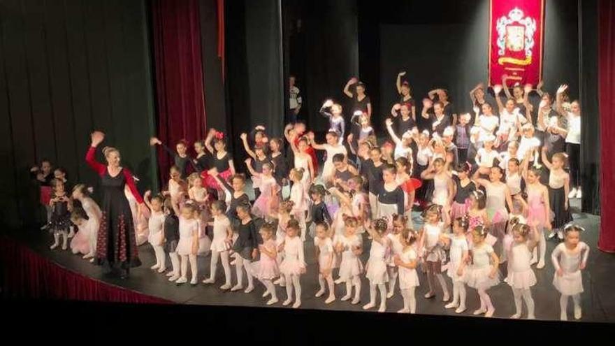 El arte de los bailarines de los colegios San Félix, Poeta Antón (Candás) y La Vallina (Luanco) llena el Prendes