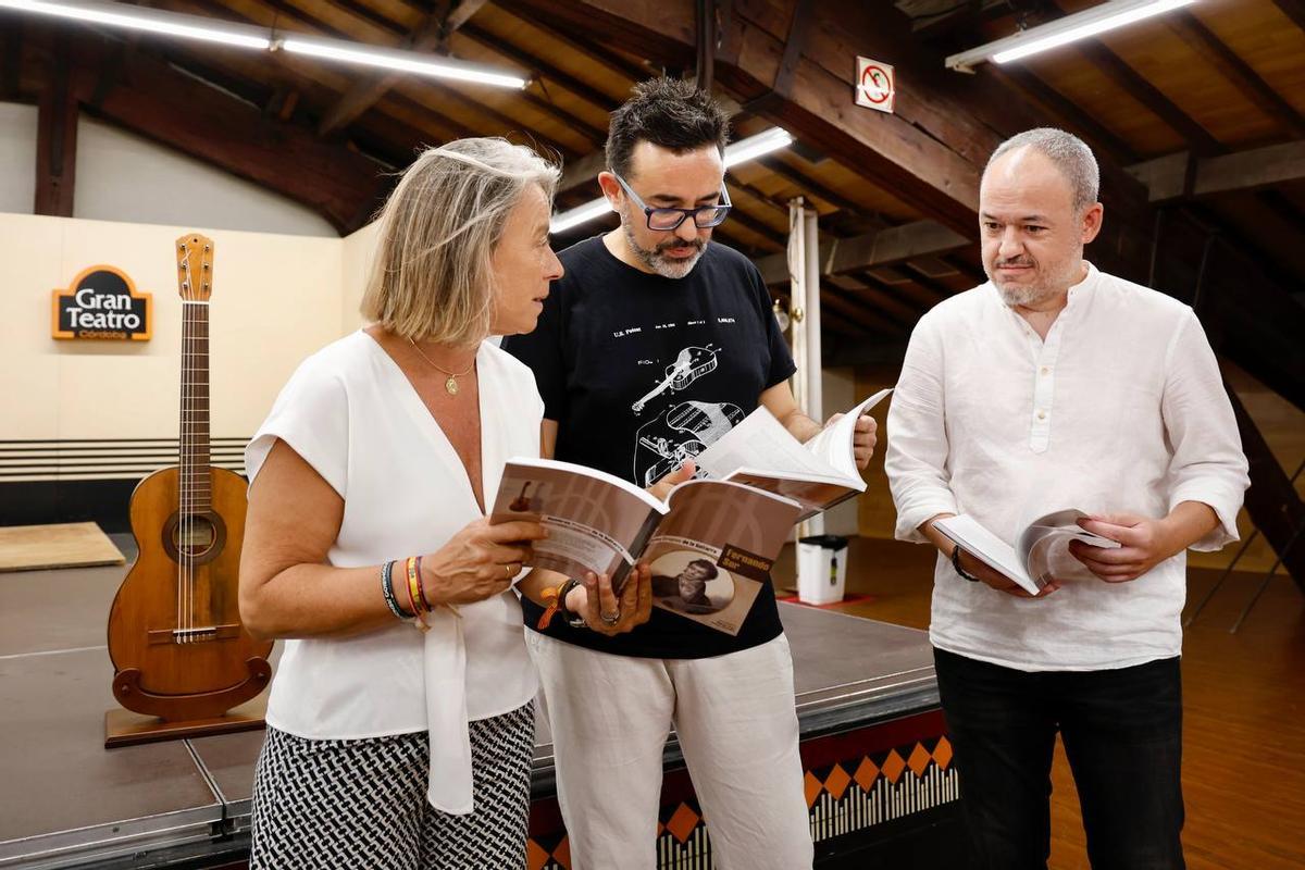 Isabel Albás, Javier Riba y Miguel Ángel García, con el libro publicado sobre Fernando Sor.