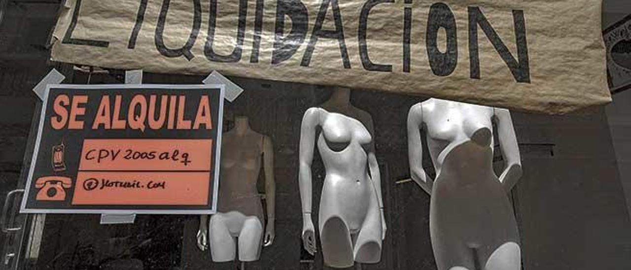 Un escaparate con maniquÃ­es de un comercio cerrado de Palma.