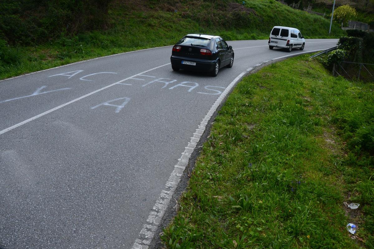 Una pintada en la PO-315 reivindicando las aceras entre Achadiza y Cabalo.