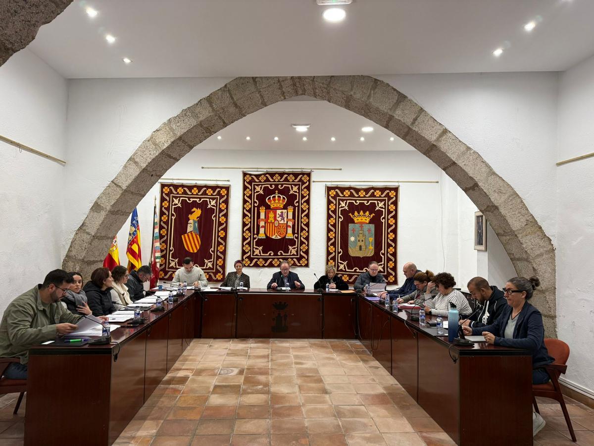 El pleno del Ayuntamiento de Alcalà-Alcossebre ha aprobado este miércoles el presupuesto municipal para el año 2026, que asciende a 14.959.837 euros,