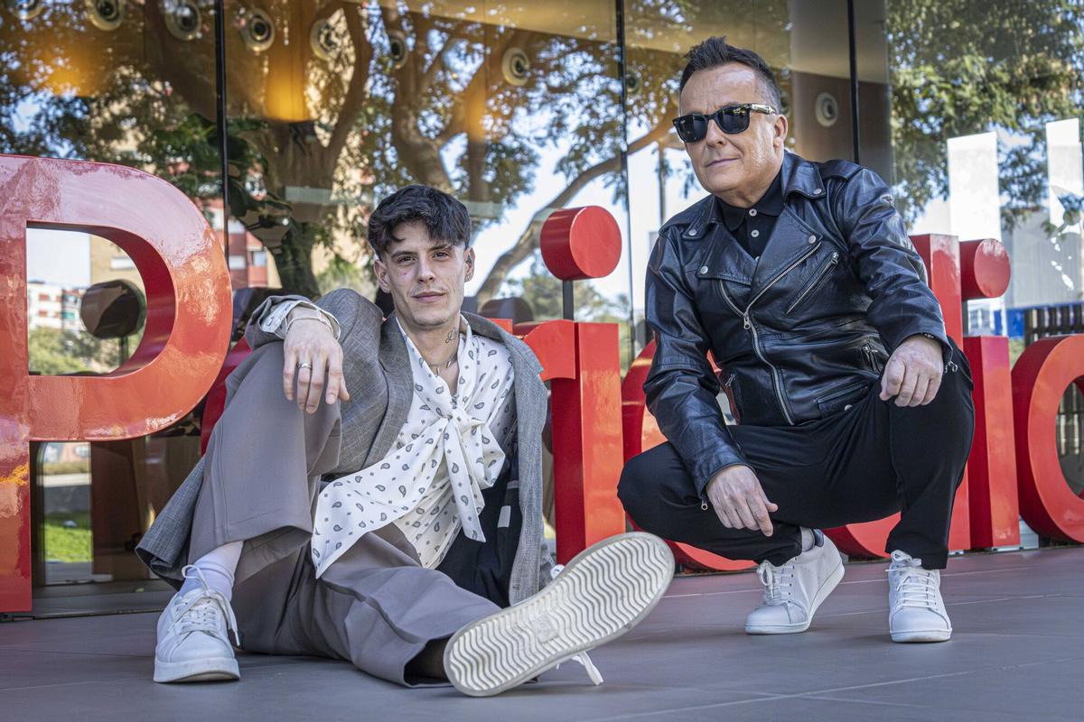 Barcelona, 30/01/2026 Cultura. Entrevista de Rafa Tapunet a Jordi Cubino (David Lyme) i Àlex Blaya en El Periódico, mientras se graba un documental. AUTOR: MANU MITRU