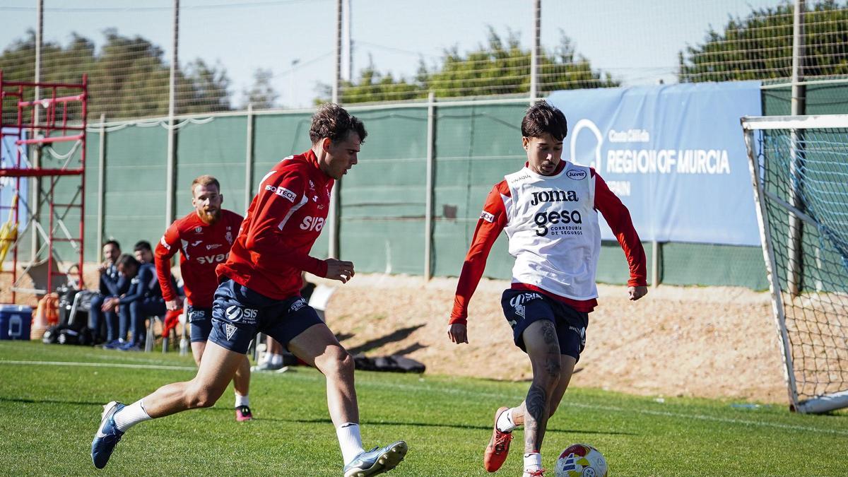 Palmberg conduce el balón en un entrenamiento.