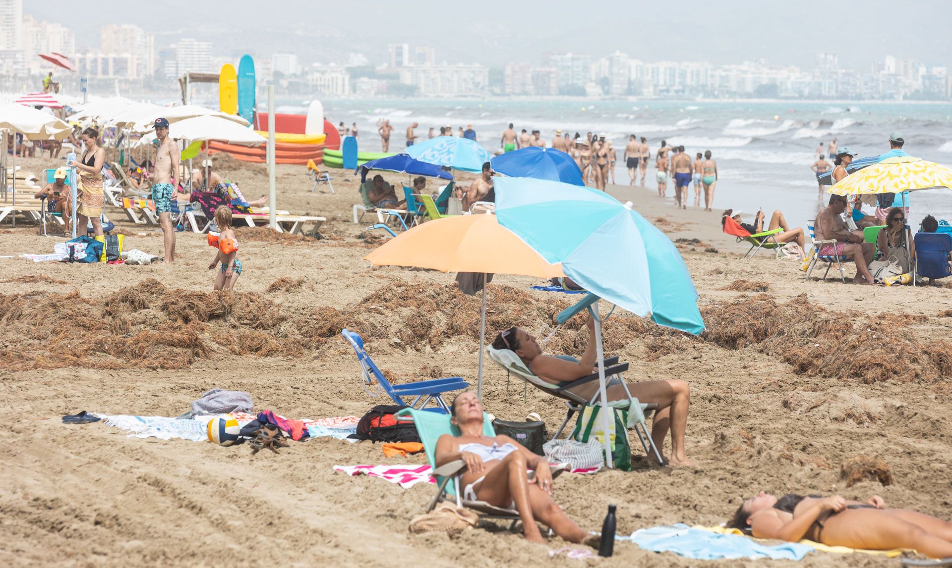 Los efectos del temporal continuan siendo visibles en Playa de San Juan