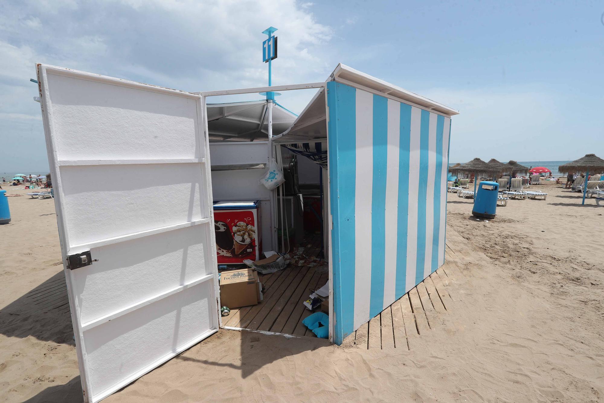 Así ha sido el acto vandálico en los chiringuitos de la playa de la Malva-rosa