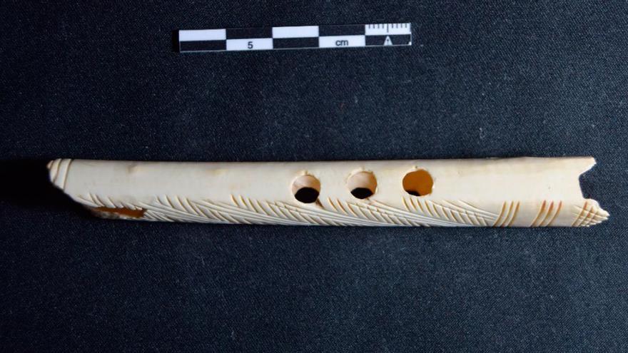 Valencia | Los investigadores documentan una flauta de hueso del siglo XII  en el depósito munícipal