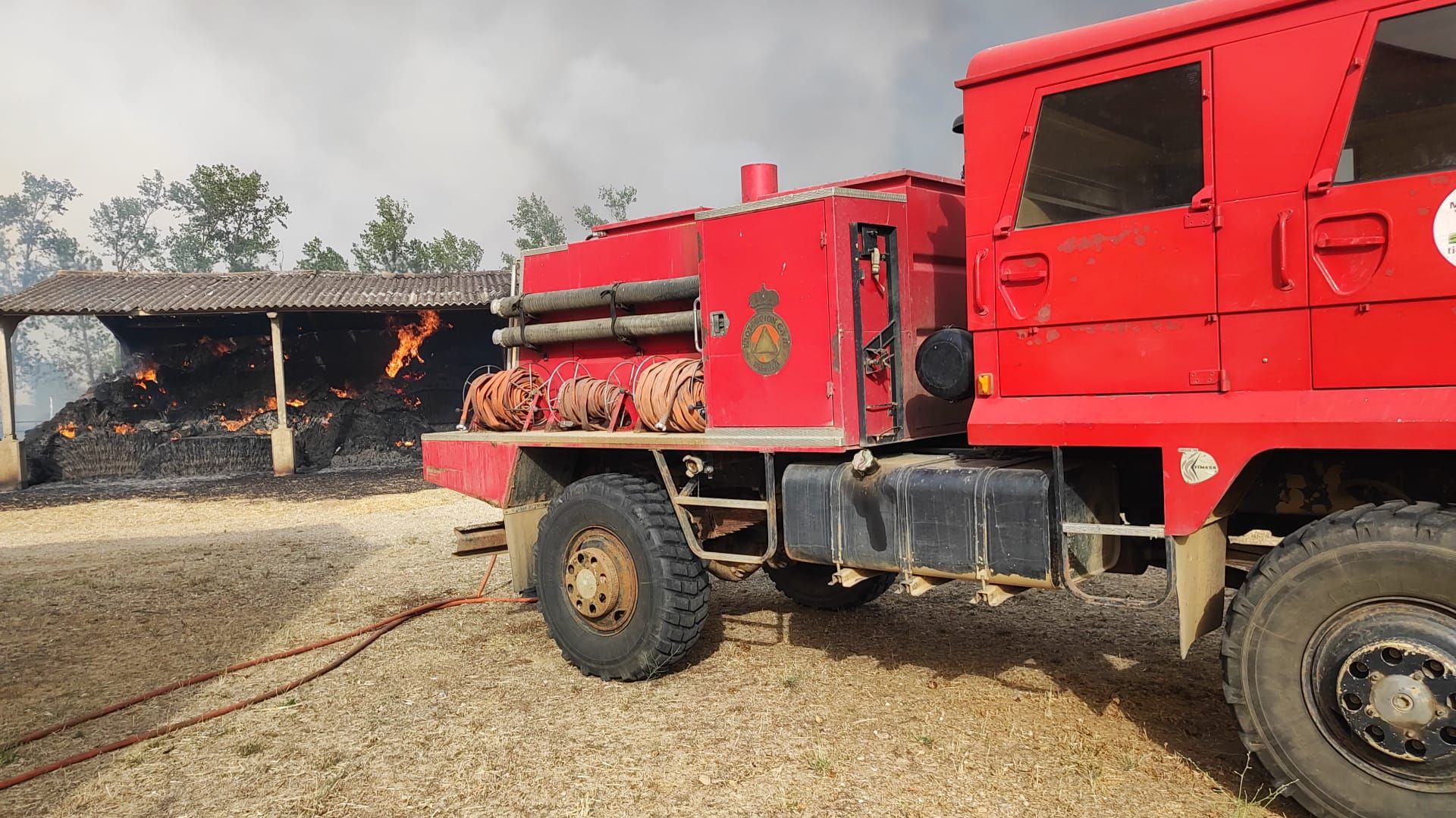 El incendio llega a la nave de Aszal de burros zamorano-leoneses