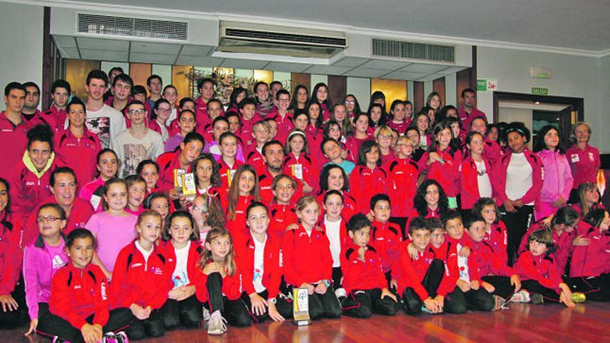 Los deportistas del Club Náutico Carreño, ayer, en la gala celebrada en el hotel Piedra de Perlora.