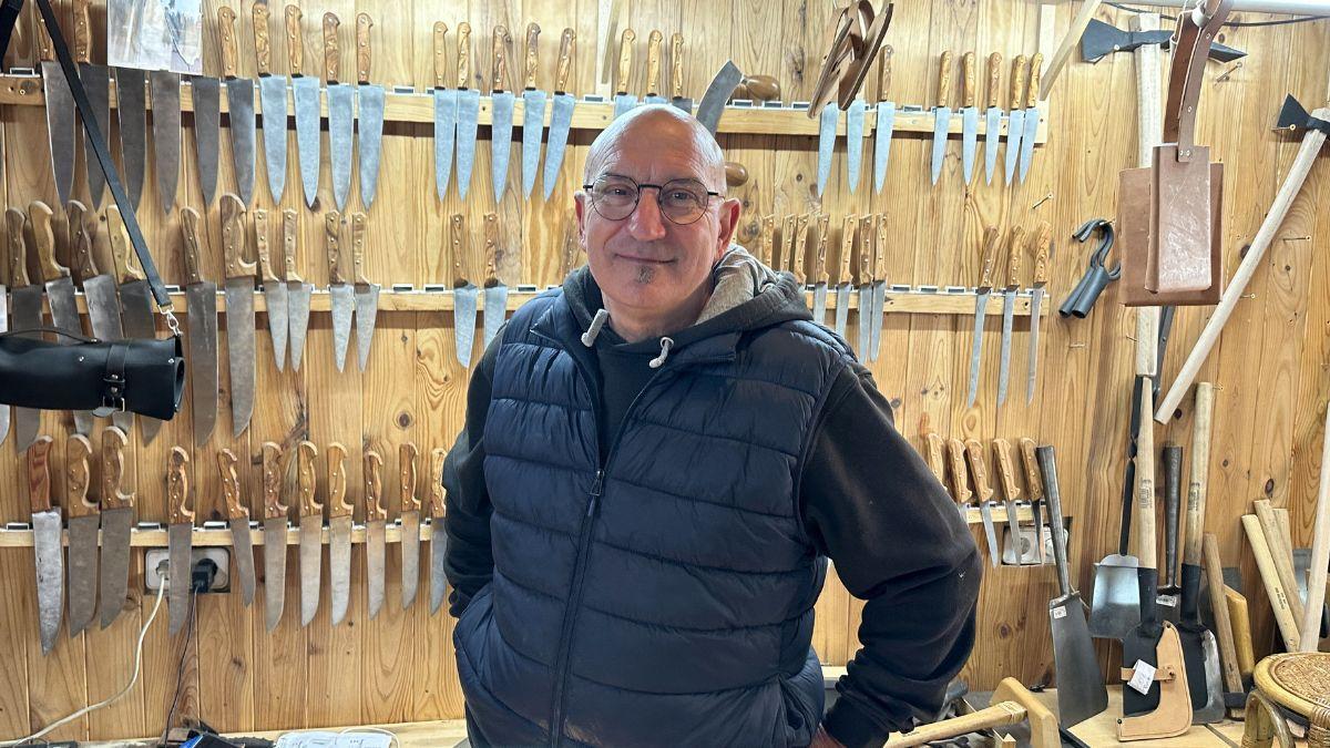 Joan Campins, en su tienda de "trinxets" en Consell
