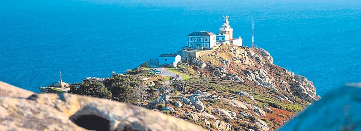 Faro de Fisterra, a fin do mundo e lugar privilexiado para o solpor