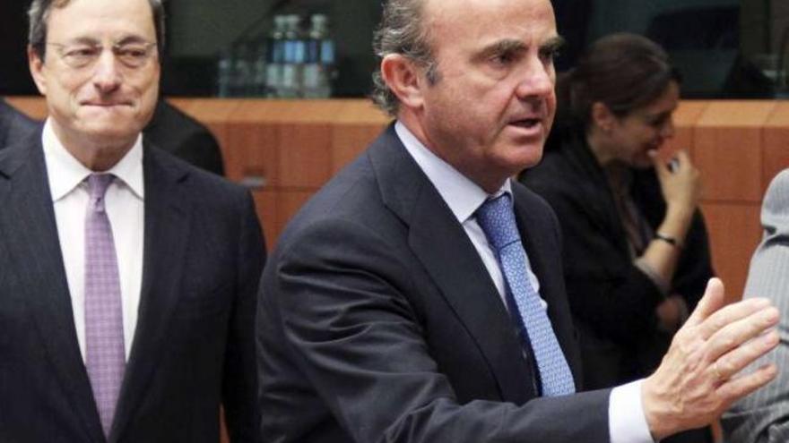 De Guindos y Draghi durante un Consejo de Ministros de Finanzas de la UE. / francois lenoir