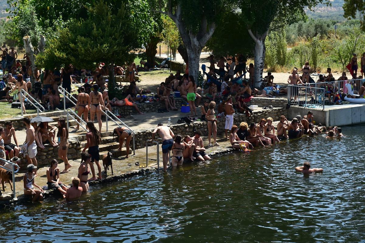 Fotogalería | Las imágenes de la macrofiesta ilegal en la Granja de este lunes