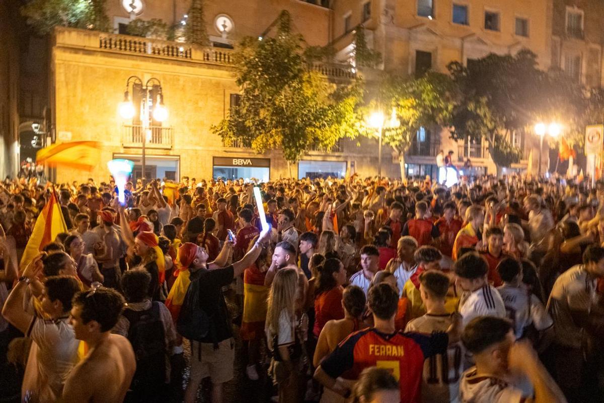 Miles de personas celebran en Palma la victoria de España frente a Argentina en la final del Mundial