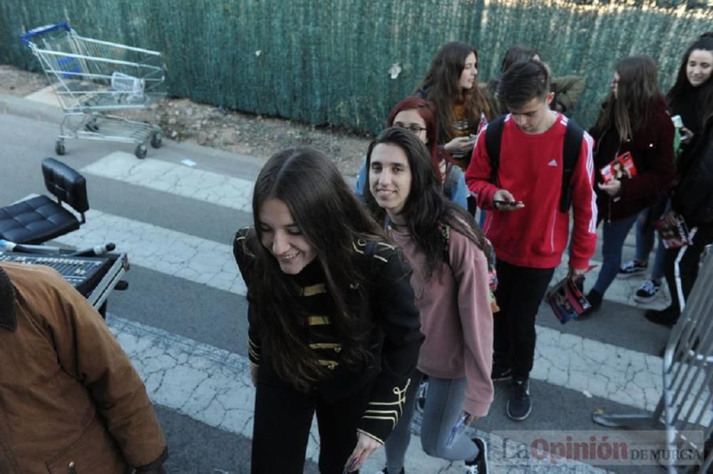 Firma de discos de Aitana en Murcia