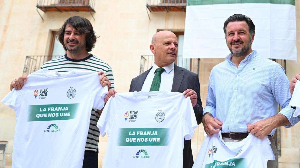 Antonio Brotons, presidente de la Federación de Peñas, junto a Joaquín Buitrago, presidente del Elche, y a Pablo Ruz, alcalde de la ciudad ilicitana