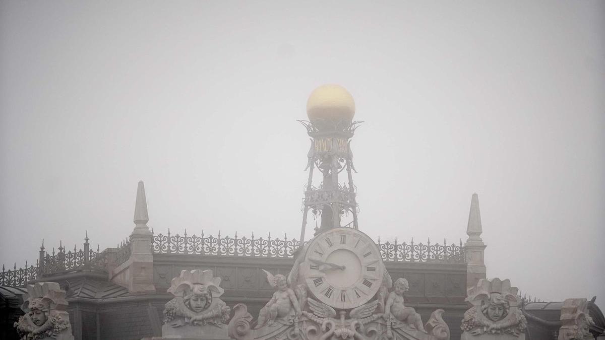 Fachada del Banco de España en una jornada con niebla.