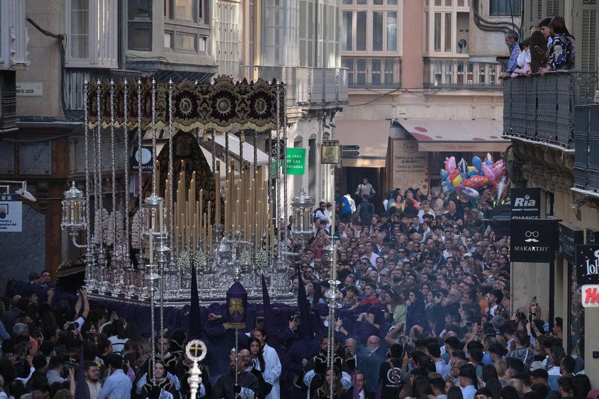 La Virgen del Amor Doloroso en 2023, a su paso por calle Granada.