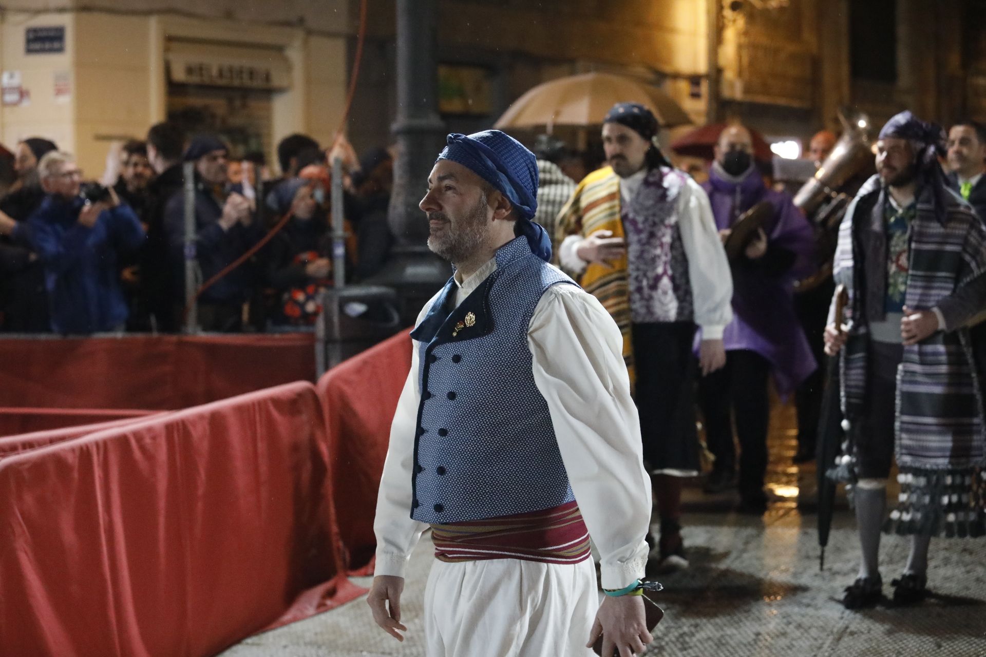 Búscate en el primer día de ofrenda por la calle de la Quart (entre las 19:00 a las 20:00 horas)