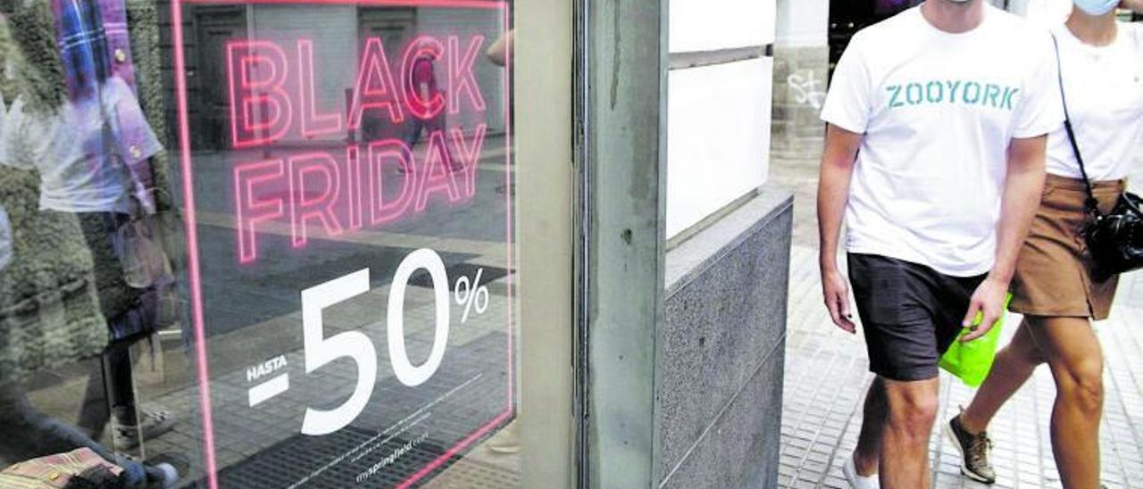 Un escaparate anuncia los descuentos del Black Friday el año pasado.