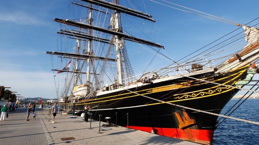 La primera embarcación de gran eslora de la concesión, el ‘Stad Amsterdam’, amarrada ayer junto al Martillo. | J.A.RIERA