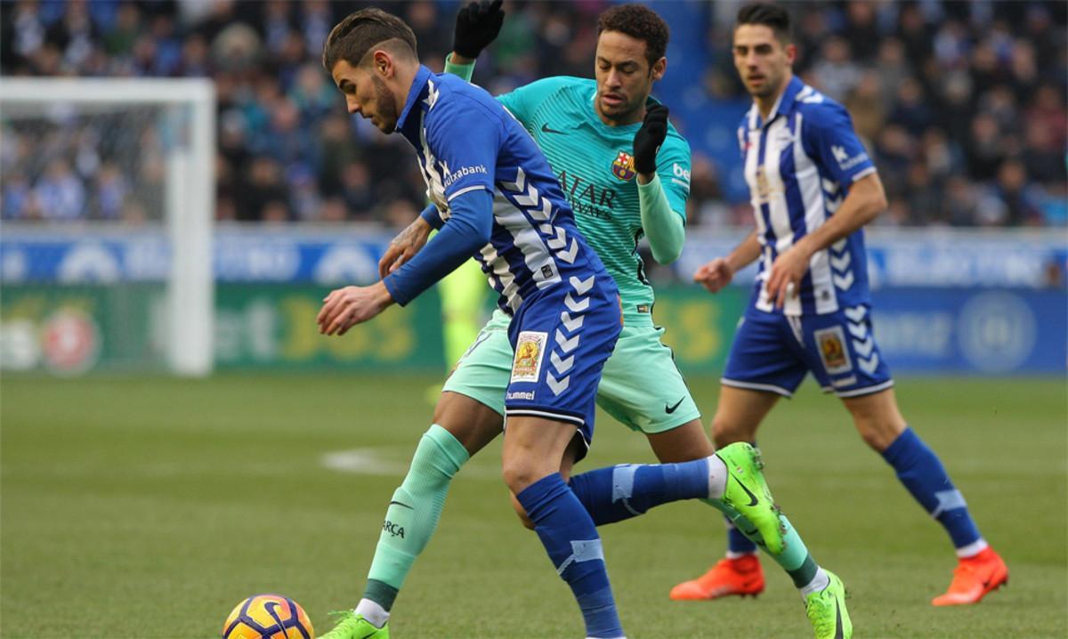 Theo Hernández y Neymar Junior en el partido entre Alavés y Barça de la Liga 2016/17