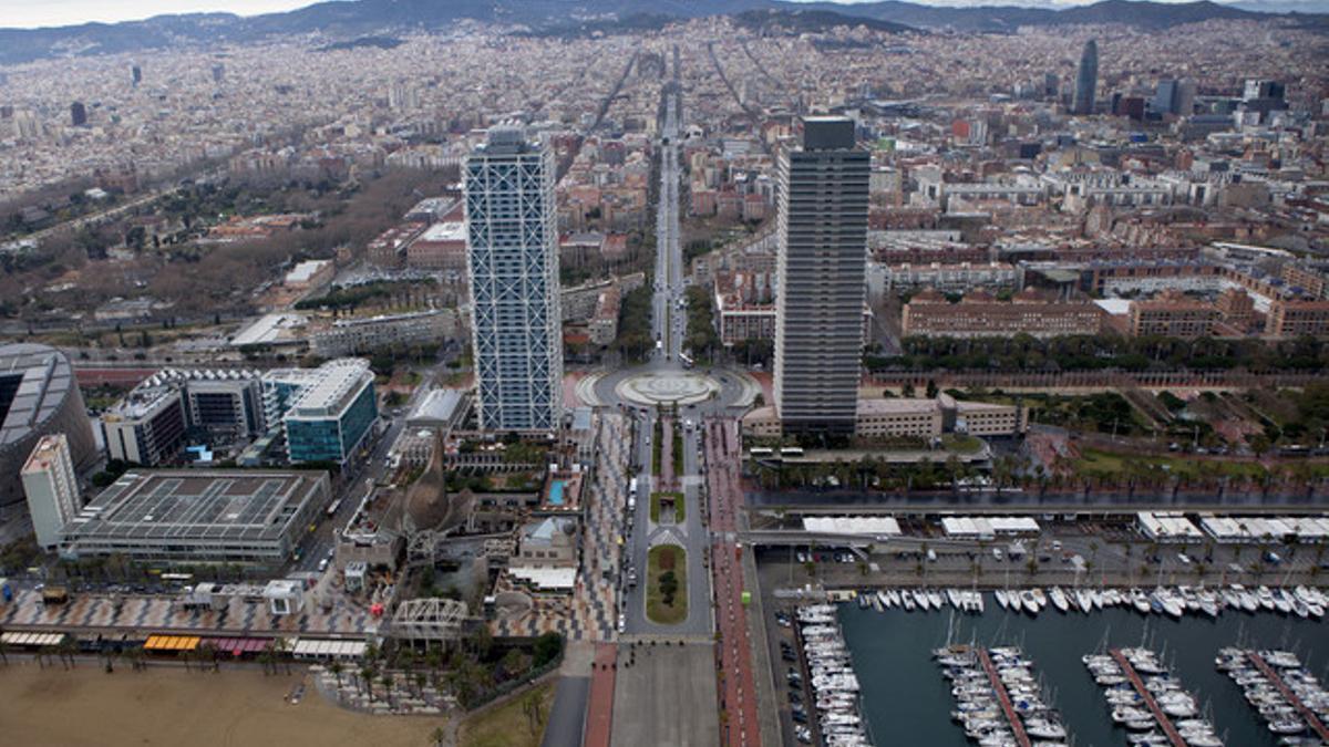 Vista de Barcelona desde las torres Mapfre en la Vila Olímpica.