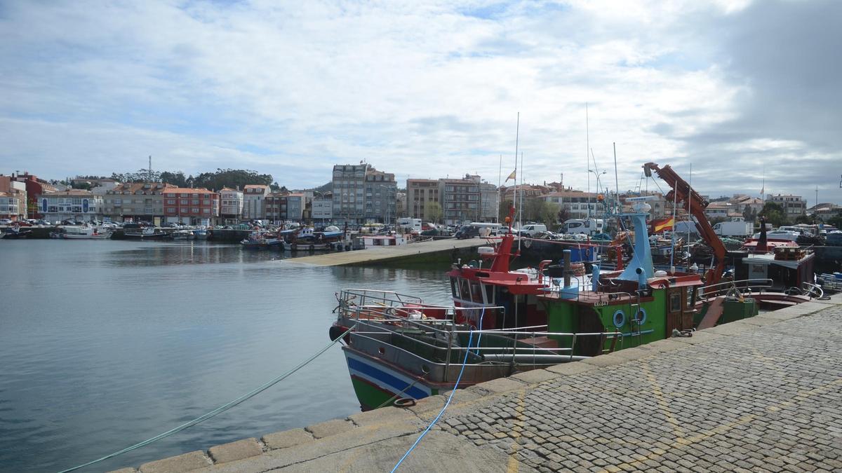 La fachada litoral meca vista desde el muelle de O Corgo.