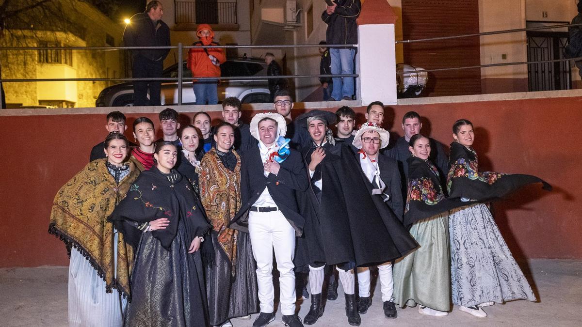 Los jóvenes que han protagonizado este año la 'Festa de l'Ajo' de Benassal.