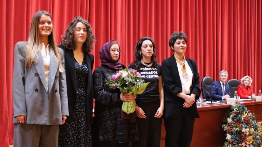 Las premiadas, junto a Rahima Sabiri, ayer, en A Coruña. | L. O.