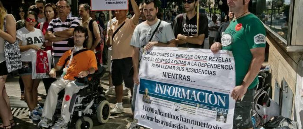 Protesta en Alicante «Estamos en un momento  crítico, como en la UCI»