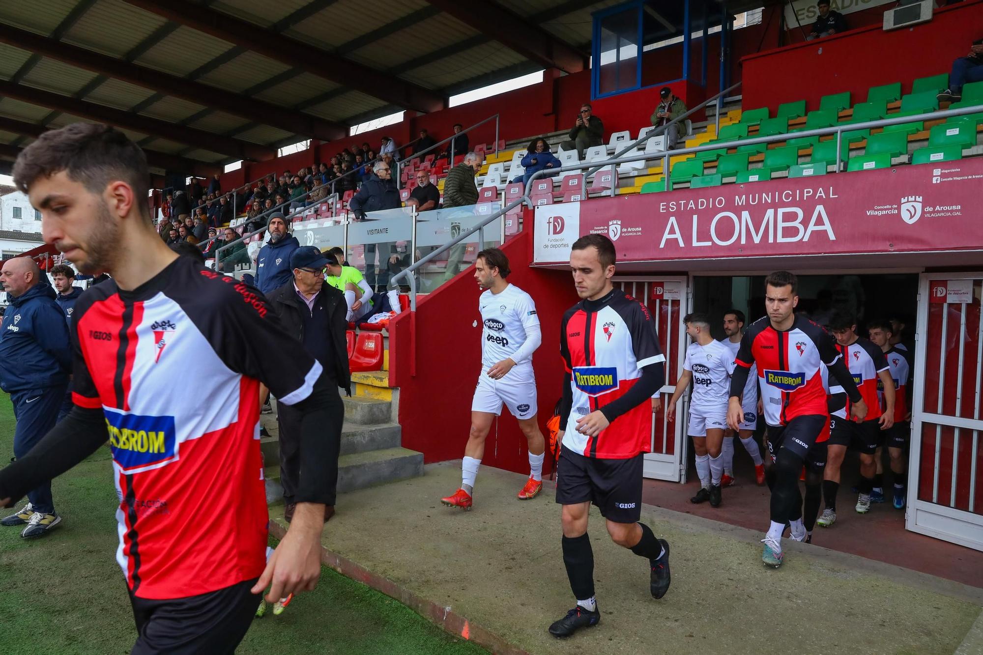 Las imágenes de la victoria del Arosa ante el Silva sobre el lodazal de A Lomba