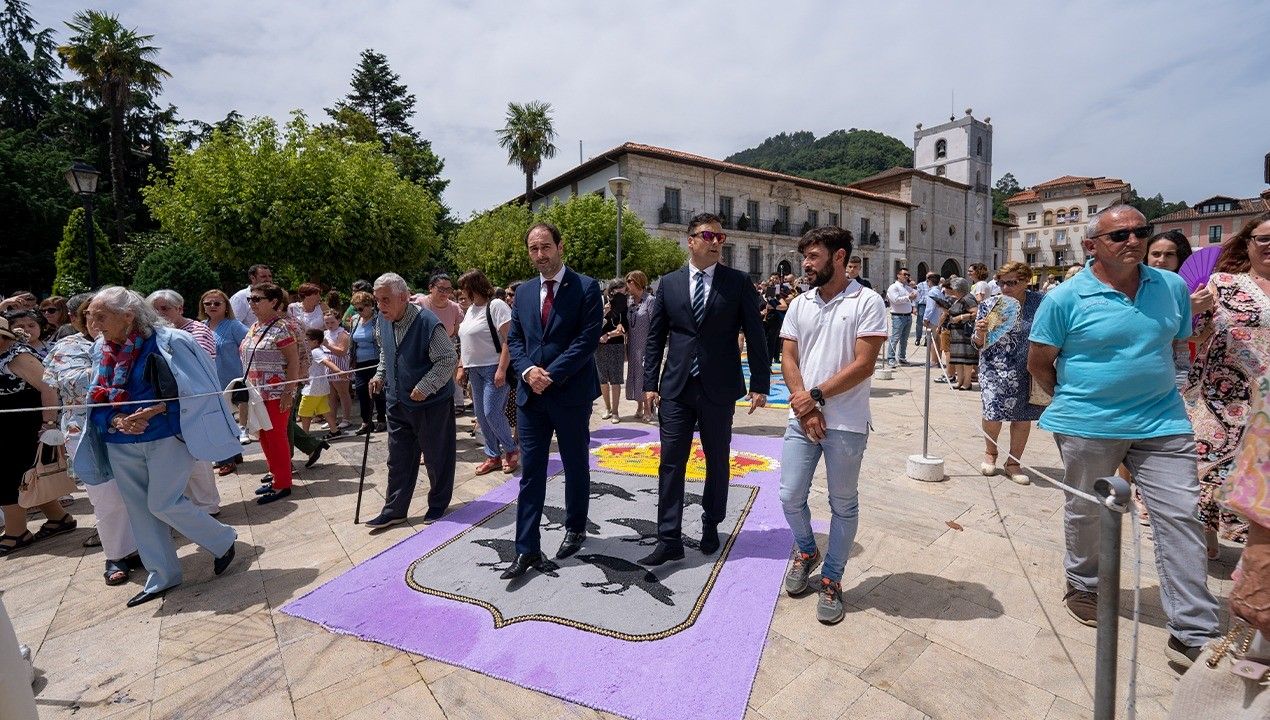 Pravia disfruta el Corpus y se llena de color con las alfombras ornamentales